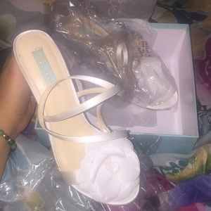 Blue by Betsey Johnson Terra flower white heels